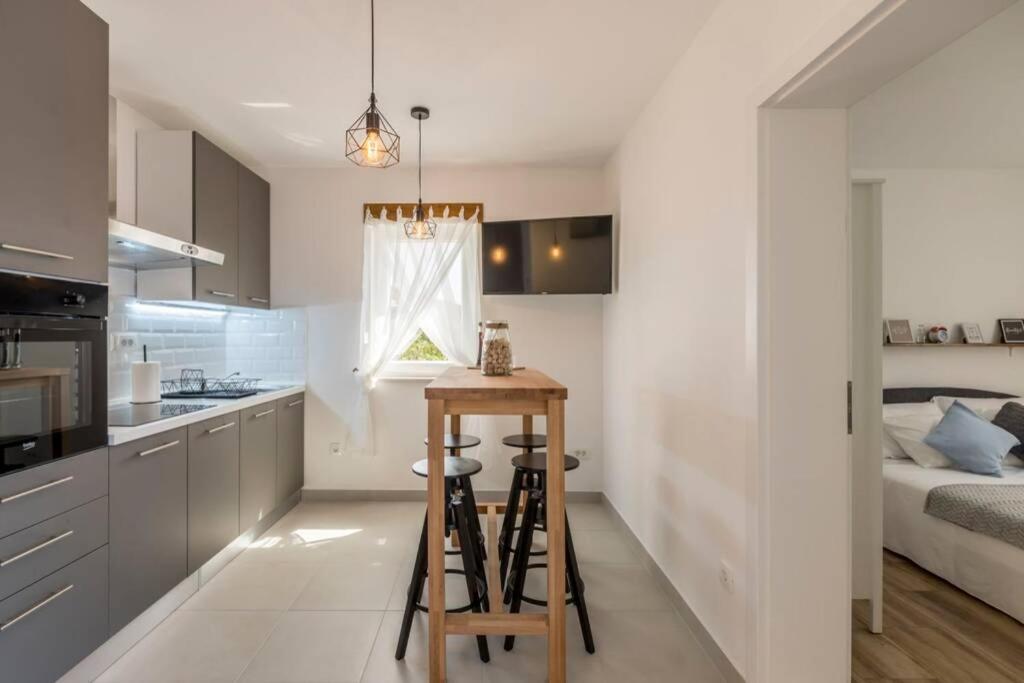 Apartment By Joe Trogir Extérieur photo